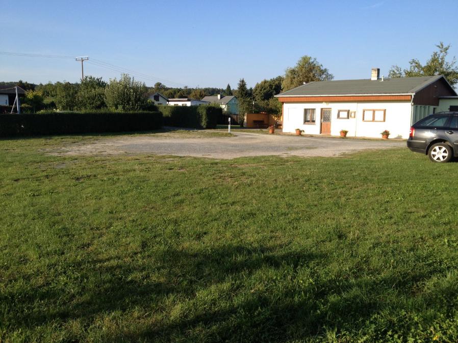 Der zentrale Parkplatz am Vereinshaus