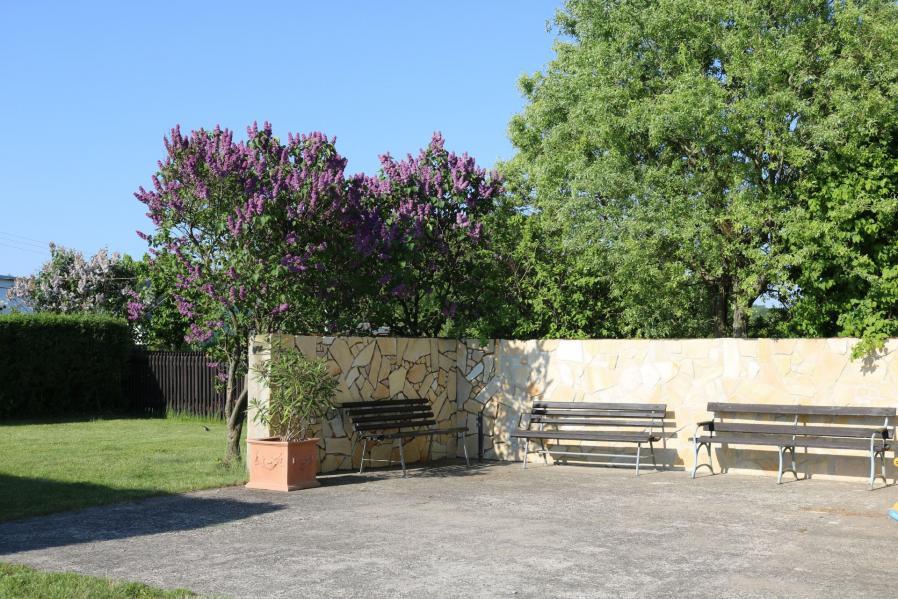 Terrasse und Wiese am Vereinsheim