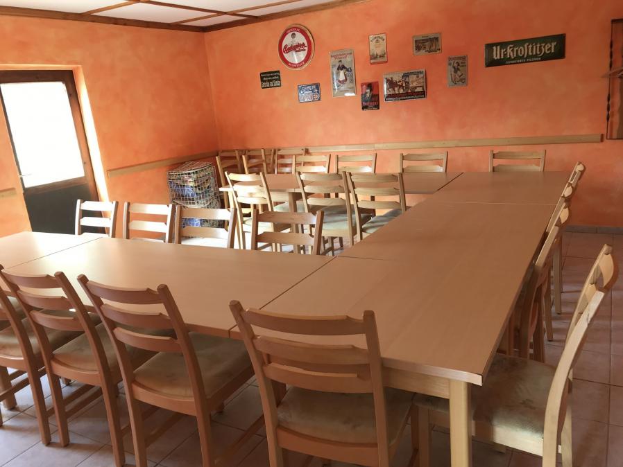 Großer Raum mit Bestuhlung