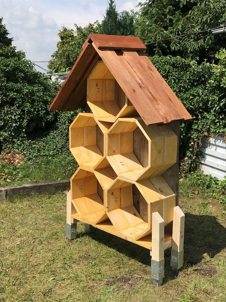 Ein sehr netter Holzhandwerker baute